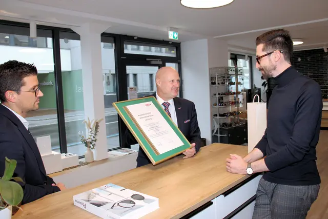 Peter Sükar überreichte Christof Trummer die Jubiläumsurkunde. | Foto: Cescutti