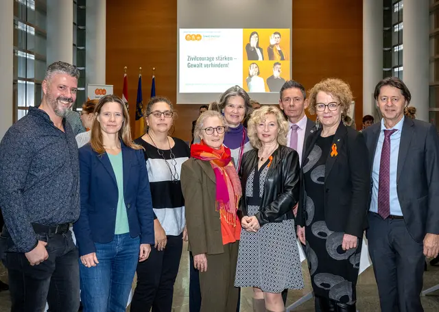 (v.l.n.r.): Alexander Grohs (Leiter Verein Neustart),  Elisabeth Cinatl (Verein Wendepunkt),  Astrid Schrattenholzer (Geschäftsführerin Gewaltschutzzentrum NÖ), Sabine Hilbert (Land NÖ), Hedwig Wölfl (Geschäftsführerin Möwe), Landesrätin Eva Prischl, Stefan Pfandler (Leiter Landeskriminalamt NÖ), Landesrätin Christiane Teschl-Hofmeister und Johann Seper (Bezirkshauptmann Scheibbs) | Foto: NLK Pfeffer