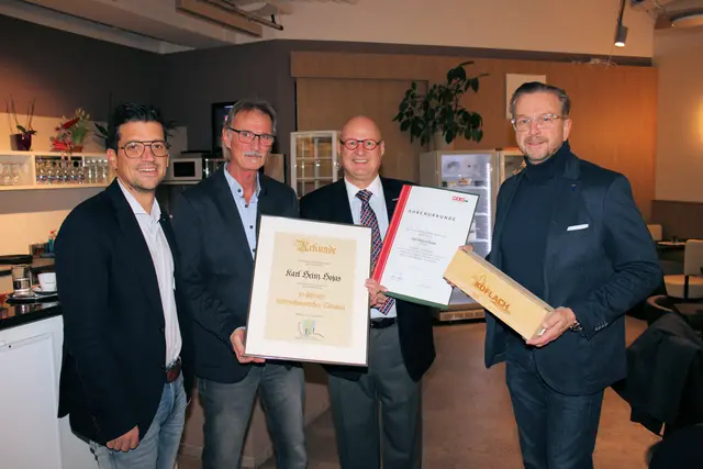 Lukas Kalcher und Peter Sükar von der WKO mit Bürgermeister Helmut Linhart und dem Jubilar Karl Heinz Hojas | Foto: Cescutti