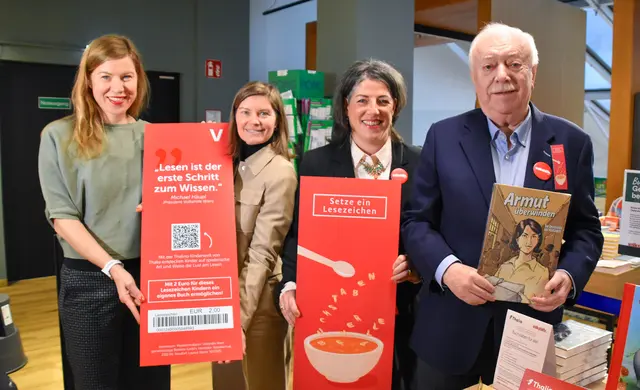 Thalia und Volkshilfe Wien wollen mit einer gemeinsamen Aktion armutsgefährdeten Kindern helfen, mehr Bücher zu lesen. Hier zu sehen: Rantfler (Mitglied der Geschäftsführung der Volkshilfe Wien), Heumann (Thalia-Geschäftsführerin), Wehsely (Volkshilfe-Geschäftsführerin) und Häupl (Volkshilfe-Präsident). | Foto: Andreas Pölzl/MeinBezirk