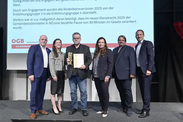 Vor den Vorhang (v. l. n. r.): AKNÖ-Präsident Markus Wieser, Linda Keizer (ÖGB NÖ), Award-Gewinner Thomas Salway, AKNÖ-Direktorin Bettina Heise, Josef Muchitsch (Bau-Holz), Christian Farthofer (AKNÖ).   | Foto: ÖGB Niederösterreich