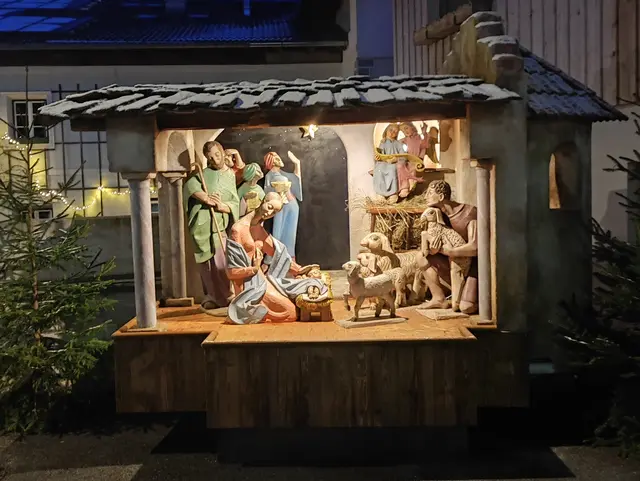 Die Dorfkrippe in Mutters erstrahlt in neuem Glanz und auf einem neuen Krippenberg.  | Foto: Muigg Andreas