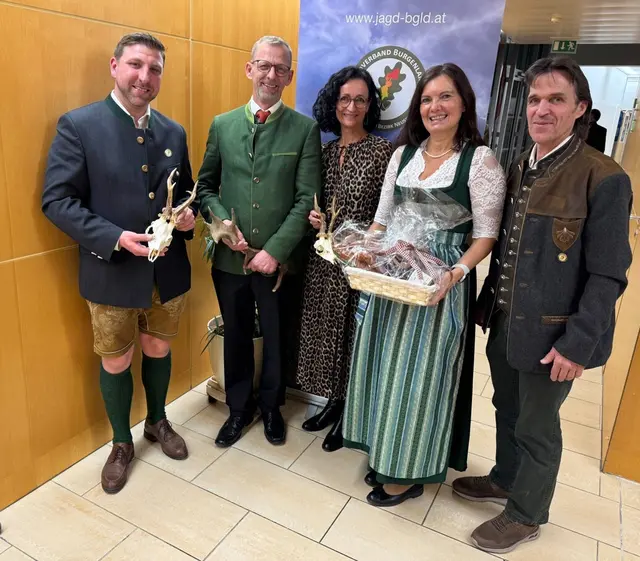  v.l.n.r.: Manuel Kling (Obmann-Stv.); Michael Theiler (Obmann Jagdverein, Bezirk Neusiedl am See, für Wild, Wald, Jagd und Naturschutz); Alexandra Laminger (Direktorin Pannoneum); Gerhild Haindl 
(Gewinnerin Schätzspiel); Ewald Frank (Präsident Jagdverband Burgenland und Obmann 
Jagdverein Eisenstadt) 
 | Foto: Klöckl Verena