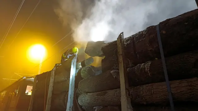 Der Lokführer hatte Rauch aufsteigen sehen und die Rettungskette in Gang gesetzt.  | Foto: Bfkdo Amstetten / FF Aschbach