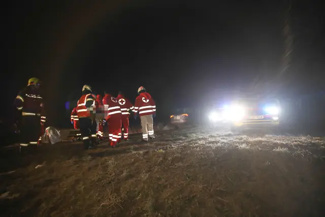 Ein silberner Skoda Fabia ist in Holzhausen von der Straße abgekommen und prallte frontal gegen einen Betonabfluss. | Foto: laumat.at