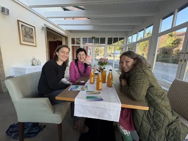 Tüfteln am Programm zu "Her:Berge" und der Umsetzung in dem Räumen vom Kirchenwirt: Nina Ortner, Jasmin Holzmann-Kiefer und Sieglinde Kleindienst  | Foto: MeinBezirk/Susanne Veronik