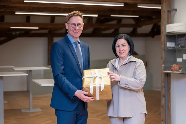 Sparkasse OÖ-Generaldirektorin Stefanie Christina Huber überreichte MeinBezirk Oberösterreich-Chefredakteur Thomas Winkler symbolisch ein hilfreiches "Geschenk" für den Verein BezirksRundSchau Christkind. | Foto: MeinBezirk/Thomas Siegl