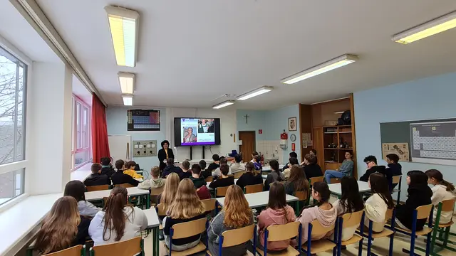 Die Schüler:innen hörten gebannt zu – auch über Video berührt die Geschichte von Hermine Liska. | Foto: Verein Lila Winkel