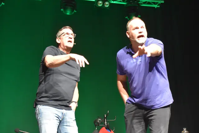 Zwei "Lotterbuben" in Oberwart: Viktor Gernot und Thomas Stipsits begeisterten über 4.500 Gäste im Publikum. | Foto: Michael Strini