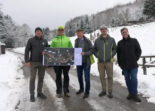 Vor Ort bei der Vorprüfung des Gefahrenzonenplanes Brand-Laaben (v.l.n.r.): Planverfasser Siegfried Pöll, Gebietsbauleiter Eduard Kotzmaier, Sektionsleiter Christian Amberger, Mario Schritter und Helmut Aigner (alle Wildbachverbauung) | Foto: WLV