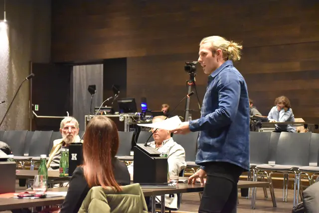 Schon im Februar 2025 gab es im Kufsteiner Gemeinderat einen fraktionsübergreifenden Antrag für ein Lehrschwimmbecken, den Sportreferent Thomas Krimbacher verlas.  | Foto: Barbara Fluckinger