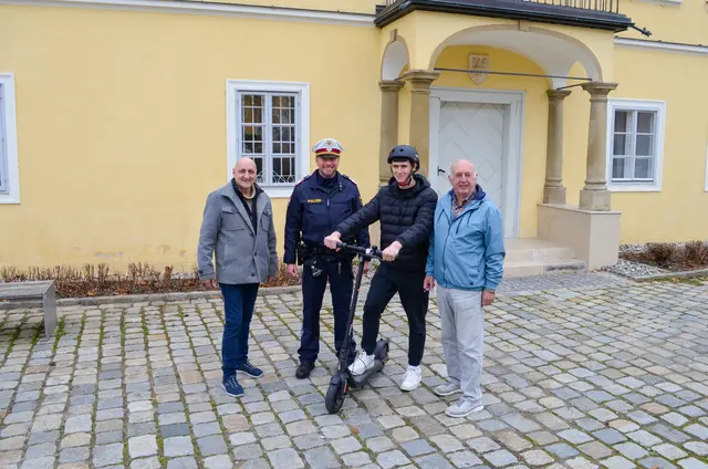 Bürgermeister Gerald Höchtel, Postenkommandant AbtInsp Ing. Martin Denk, Sandro Jerkovic, Sicherheitsgemeinderat Hermann Höchtl | Foto: Marktgemeinde Sieghartskirchen
