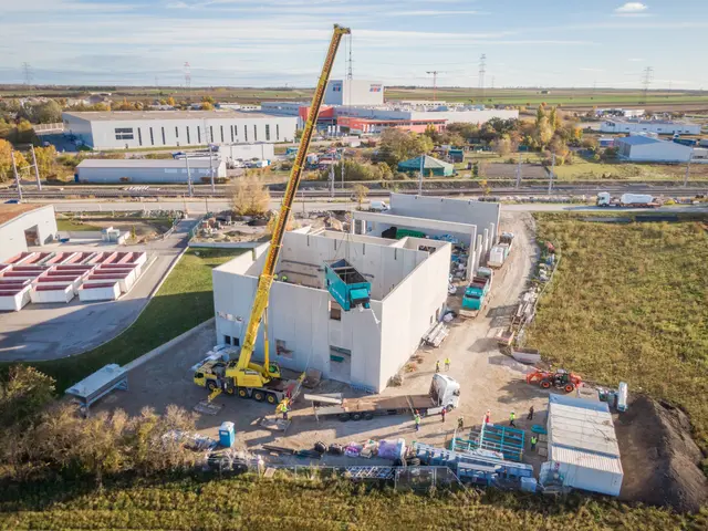 Der Biomassekessel in Himberg wurde in drei Teilen von oben in das Heizhaus eingehoben. | Foto: EVN