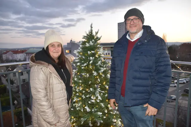 Kunden, Geschäftspartner und Freunde stießen auf ein erfolgreiches Jahr an.  | Foto: Stefan Schneider