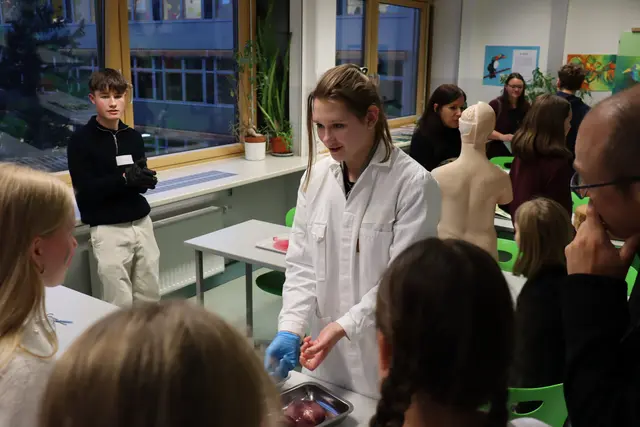 Biologie und Chemie waren Stationen, die viele Besucherinnen und Besucher anlockten. | Foto: Gymnasium Köflach