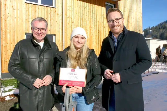 NHT-Geschäftsführer Johannes Tratter und LH-Stv  Philip Wohlgemuth freuten sich mit Neo-Mieterin Madeleine Kronberger im neuen Zuhause.