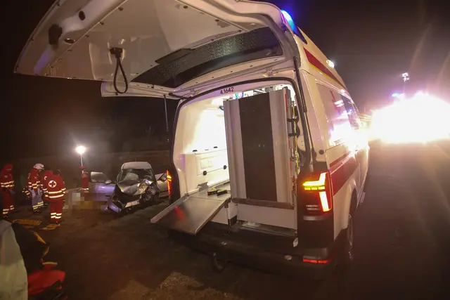 Ein silberner Skoda Fabia ist in Holzhausen von der Straße abgekommen und prallte frontal gegen einen Betonabfluss. | Foto: laumat.at