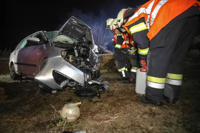 Ein silberner Skoda Fabia ist in Holzhausen von der Straße abgekommen und prallte frontal gegen einen Betonabfluss. | Foto: laumat.at
