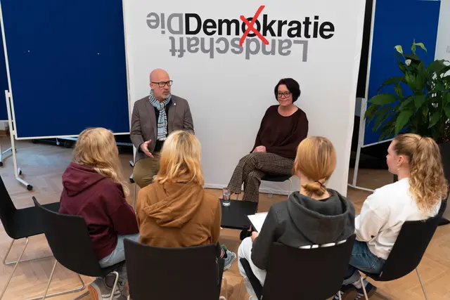 Rund 90 Jugendliche nahmen im Rahmen der Lehrlingsplattform der Demokratielandschaft Tirol an dem Workshop "Demokratie und Du" teil. | Foto: Tiroler Landtag/Oswald