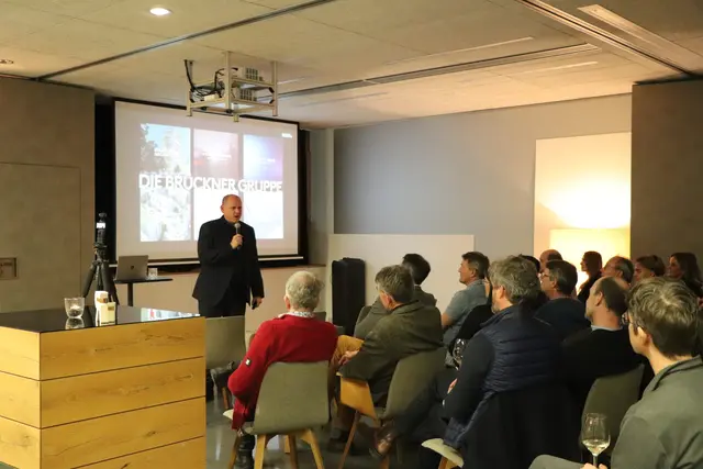 Volles Haus bei der 27. Architektur Lounge: Fachlicher Austausch und Vernetzung standen im Mittelpunkt des Abends. | Foto: Riederbau