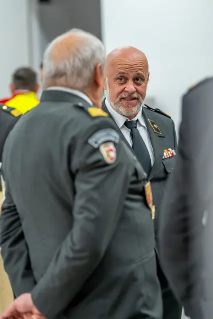 Bezirksrettungskommandant Thomas Huber im Gespräch mit Gästen. | Foto: Lucas Portenkirchner