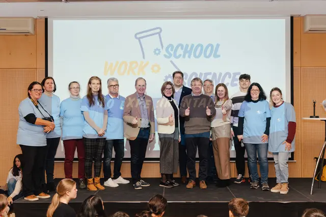 Beim NÖ Experimentaltag im WIFI Mödling (v.l.): Dagmar Ungrad, Melanie Stockhammer, Christa Eigenbauer, Sonja Vorhemus und Martin Weber (NAWI Netzwerk NÖ), WKNÖ-Vizepräsident Erich Moser, Dagmar Pokorny (Bildungsdirektion), Rainer Amhammer (WIFI Mödling), Ernst Gruber (Fachgruppe Chemische Industrie), Alexander Schrötter (WKNÖ-Spartengeschäftsführer NÖ Industrie), Eva Rosskopf (Bildungsdirektion), Birgit Tallian (NAWI Netzwerk NÖ) und Bernadette Borek (WKNÖ-Fachgruppengeschäftsführerin Chemische Industrie) | Foto: Tobias Printz