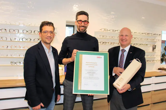 Lukas Kalcher und Peter Sükar gratulierten Christof Trummer zum 70-Jahr-Jubiläum. | Foto: Cescutti