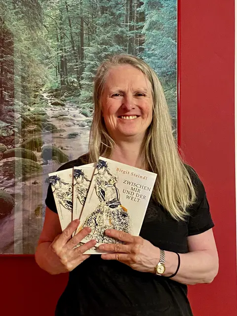 Autorin Birgit Steindl mit ihrem Buch "Zwischen mir und der Welt" | Foto: Steindl