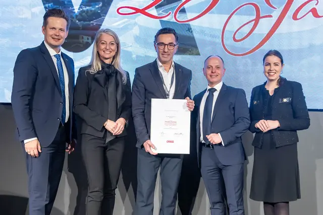 20-jähriges Unternehmensjubiläum: Gremialgeschäftsführer Thomas Kern (v.l.), Spartenobmann-Stellvertreterin Christina Lenz, Hansjörg Haslinger, Gremialobmann Thomas Naderer und WKOÖ-Vizepräsidentin Lisa Sigl. | Foto: cityfoto