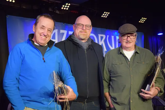 Kultur-Stadtrat Stephan Schimanowa (mitte) mit den Geehrten Dieter Schnell (links) und Karl Burg in der Bühne Mayer. | Foto: Bernhard Garaus