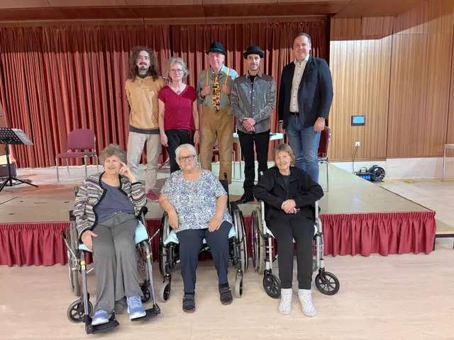 Die Bewohnerinnen und Bewohner des PBZ Tulln genossen die erste kulturelle Veranstaltung im Ausweichquartier Weißer Hof.
Vorne v.l.: Bewohnerinnen Traude Tinhofer, Christa Wallner und Karin von Schorlemer;
Hinten v.l.: Helmut Klausser, Gabi Klausser, Karl Tattyrek, Nikolaus Firmkranz und Kaufm. Dir. Gregor Kopa | Foto: PBZ Tulln / Lins