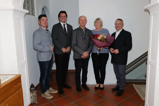 Bernhard Baumgartner, Bgm. Bernhard Heinl, Gertraude und Josef Högl, Vize-Bgm. Eduard Sanda | Foto: Marktgemeinde Michelhausen