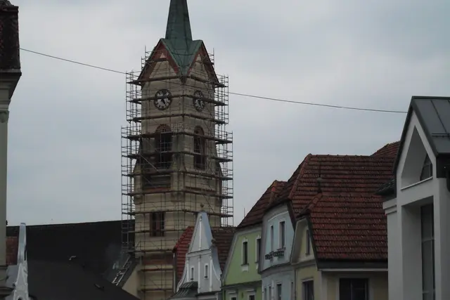 Damals-Foto: Der sanierungsbedürftige Kirchturm ist am 12. April 2019, als dieses Foto entstand, bereits eingerüstet gewesen. | Foto: B. Hofmann