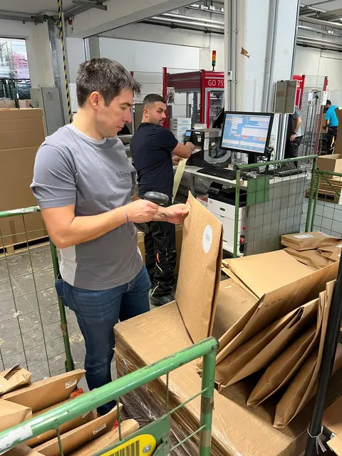 Jeder Vossen-Mitarbeiter packte mit an: Auch Geschäftsführer Michael Unger half in der Versand-Abteilung. | Foto: Vossen