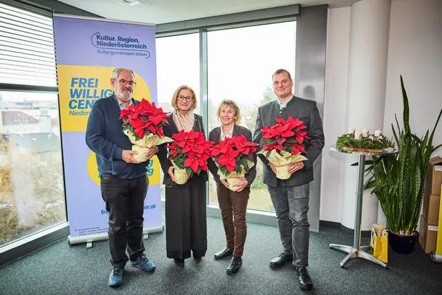 Gerhard Steinkellner, Verein g´scheckat aus dem Bezirk Amstetten, Landeshauptfrau Johanna Mikl-Leitner, Petra Schöberl, Leiterin Katholisches Bildungswerk aus dem Bezirk Korneuburg, Gregor Mittelstrasser, Arbeiter Samariterbund (v.l.).
 | Foto: Franz Gleiß