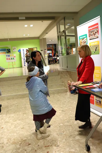 Direktorin Gudrun Finder stand höchstpersönlich am Infotisch und gab Auskünfte. | Foto: Gymnasium Köflach