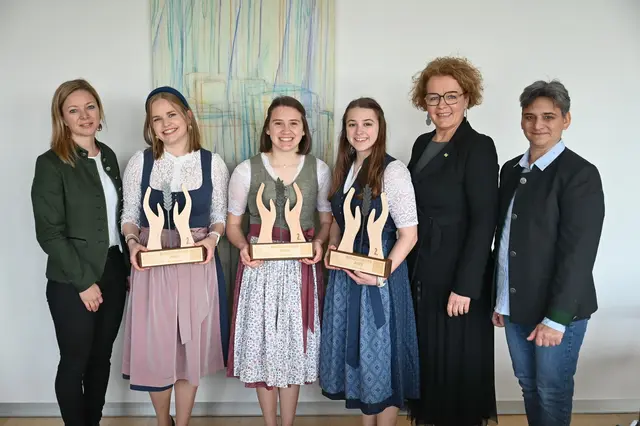 Direktorin Katharina Aigner-Hinterreither, Schülerin Leonie Hirsch, Schülerin Julia Haselsteiner, Schülerin Carina Fahrnberger, Bildungs-Landesrätin Christiane Teschl-Hofmeister und Fachlehrerin Szilvia Paumann (v.l.). | Foto: Jürgen Mück