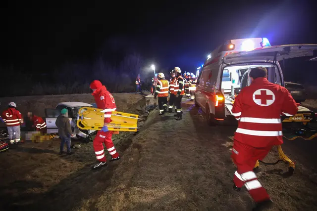 Ein silberner Skoda Fabia ist in Holzhausen von der Straße abgekommen und prallte frontal gegen einen Betonabfluss. | Foto: laumat.at