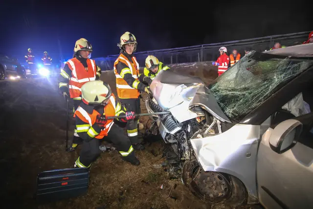 Ein silberner Skoda Fabia ist in Holzhausen von der Straße abgekommen und prallte frontal gegen einen Betonabfluss. | Foto: laumat.at