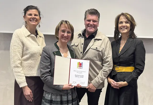 Die Bücherei Kraubath gewinnt den Büchereipreis 2026. Im Bild (v.l.): Marie Therese Stampfl (Vorstandsvorsitzende des BVÖ), Büchereileiterin Burgi Friess, Bgm. Erich Ofner und Ursula Liebmann (Geschäftsführerin des BVÖ) | Foto: Bücherei Kraubath