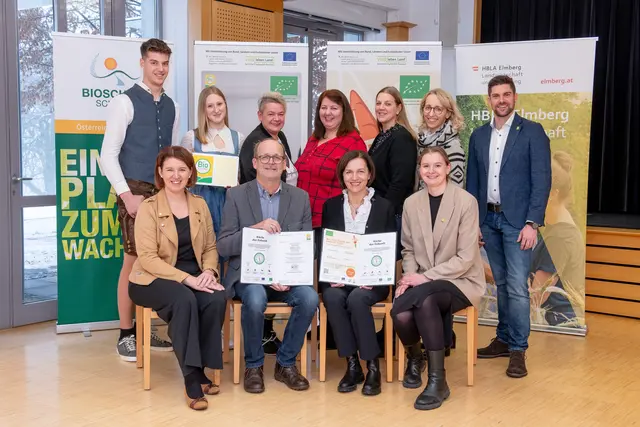 An der HBLA Elmberg wurden die ersten Urkunden der "Küche der Zukunft"-Challenge von Landesrätin Michaela Langer-Weninger und Bio Austria OÖ-Landesobfrau Magdalena Barth an die zwei Schulküchen HBLA Elmberg und Bioschule Schlägl übergeben. | Foto: BIOAUSTRIA/Sonja Fuchs