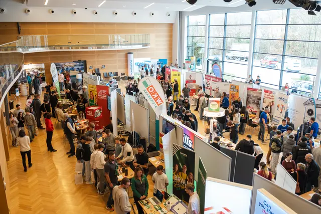 Der Karrieretag-Lehre im Veranstaltungszentrum Krieglach war sehr gut besucht: 650 Jugendliche und 150 Privatpersonen informierten sich über Ausbildungsmöglichkeiten.  | Foto: Paller