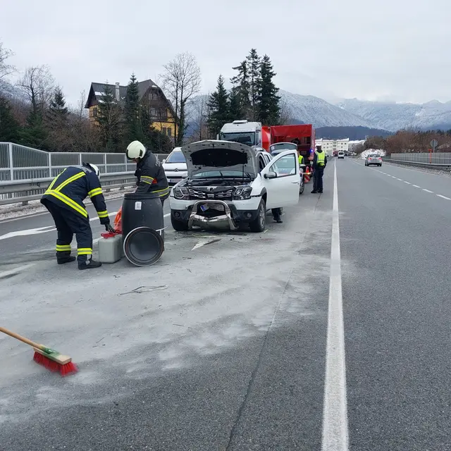 Einsatzkräfte sichern die Unfallstelle auf der Umfahrungsbrücke und binden ausgelaufene Betriebsmittel. | Foto: ff-badischl.at