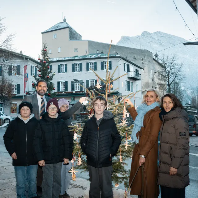 Im Bild (v.l.n.r.): Schüler Moritz Russegger, Immanuel Fiausch (Geschäftsführer Tourismusverband Golling), Schüler Martin Kappbacher, Schülerin Alma Entfellner, Schüler Jakob Astner, Direktorin Mittelschule Golling Birgit Lienbacher und Pädagogin Barbara Eßl. | Foto: TVB Golling/ Sebastian Waß