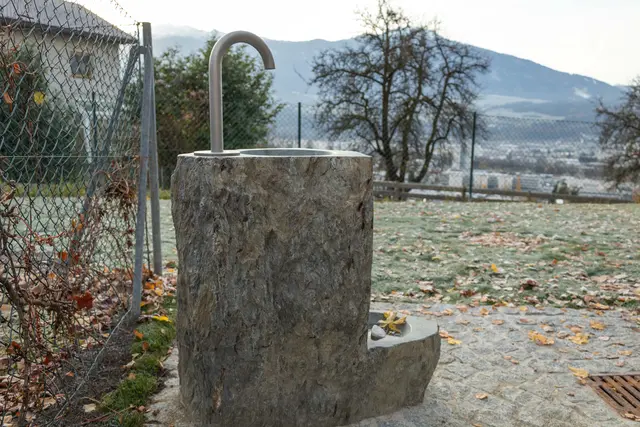 Robust und aus Naturstein – die neue Erfrischungsquelle am Spielplatz in der Alois-Schrott-Straße 49. | Foto:  © F. Bär
