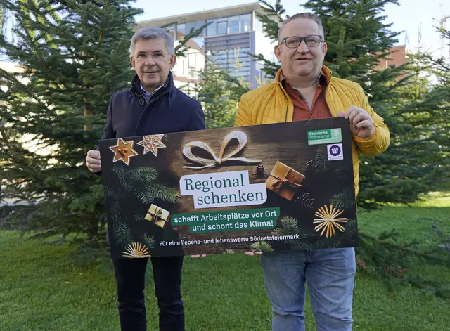 LAbg. Franz Fartek und Wolfgang Walter werben darum, die Weihnachtsgeschenke regional einzukaufen. | Foto: ÖVP-Südoststeiermark