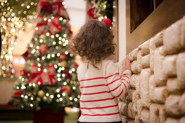 Christikind oder Weihnachtsmann? Mit ihrem neuen Weihnachtssong hat sich die Trofaiacher Sängerin einen Kindheitstraum erfüllt. | Foto: Thandy Yung/Unsplash