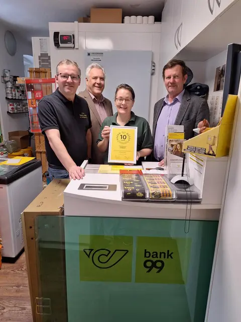 Franz Schrammel, Gasthof zur Kirche, Reinhard Wondra, Postpartner Betreuer, Österreichische Post, Silvia Schrammel, Gasthof zur Kirche, und Josef Zottl, Bürgermeister der Marktgemeinde Kottes-Purk | Foto: Österreichische Post