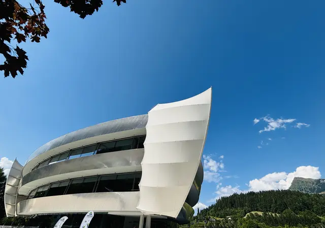 Mitarbeiterwohnhaus direkt neben der Eurotours-Zentrale (im Bild). | Foto: Nikolaus Kogler