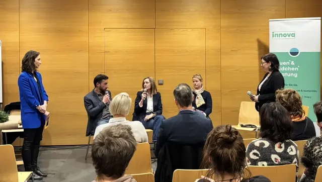 In einer spannenden Podiumsdiskussion klärten Bernd Felfer (2. v. l.) und Ines Haspl (3. v. l.) über Maßnahmen für Gewaltprävention auf.  | Foto: MeinBezirk/Leonie Herrmann